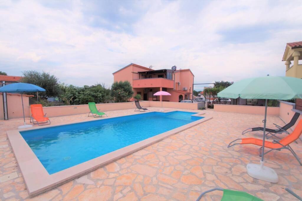 Sunny Apartment With Pool Šišan Exterior foto